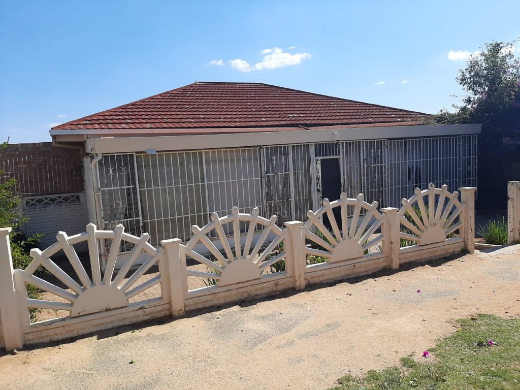 INVESTMENT PROPERTY 4 BEDROOM HOUSE, 11 BACK ROOMS CROSBY JHB
